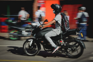 Cómo pueden ayudar los abogados de lesiones personales Robles Babaee tras un accidente de moto en Santa Ana