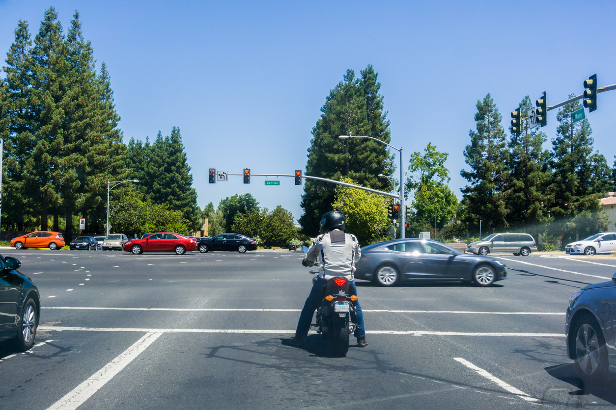 What to Do at an Intersection with Flashing Lights in Santa Ana, CA