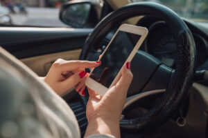 ¿Qué pueden hacer por ti Robles Babaee Personal Injury Lawyers tras un accidente por conducción distraída en Santa Ana, California?